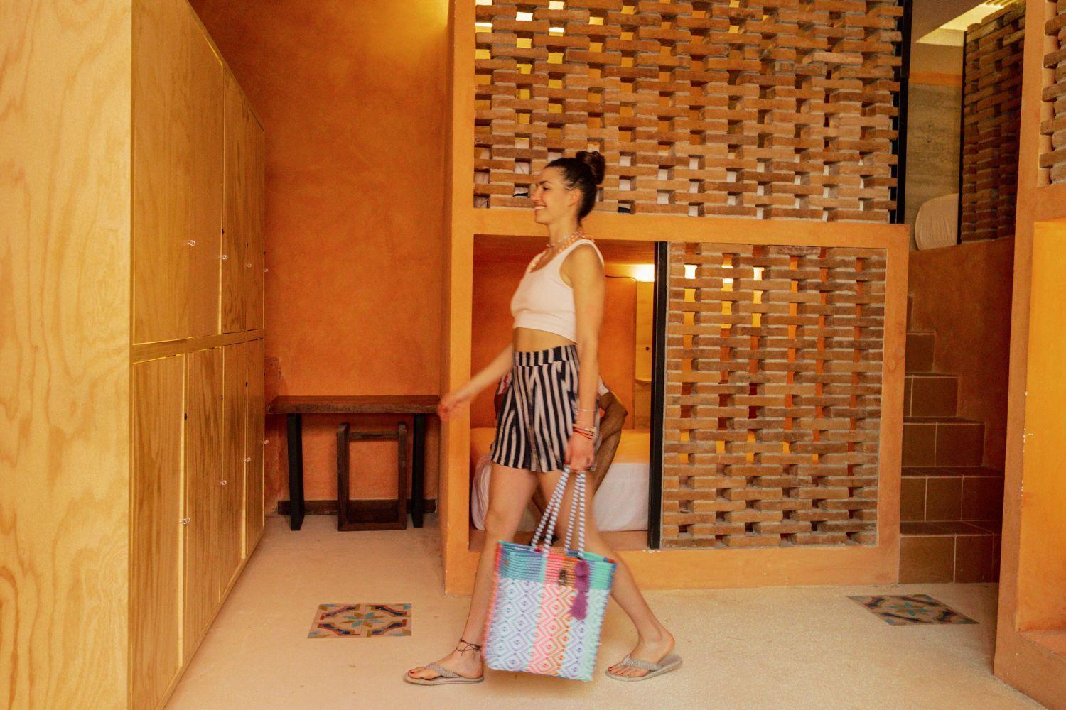 Casa Pepe Otel Sayulita Dış mekan fotoğraf A woman wearing a pair of shorts